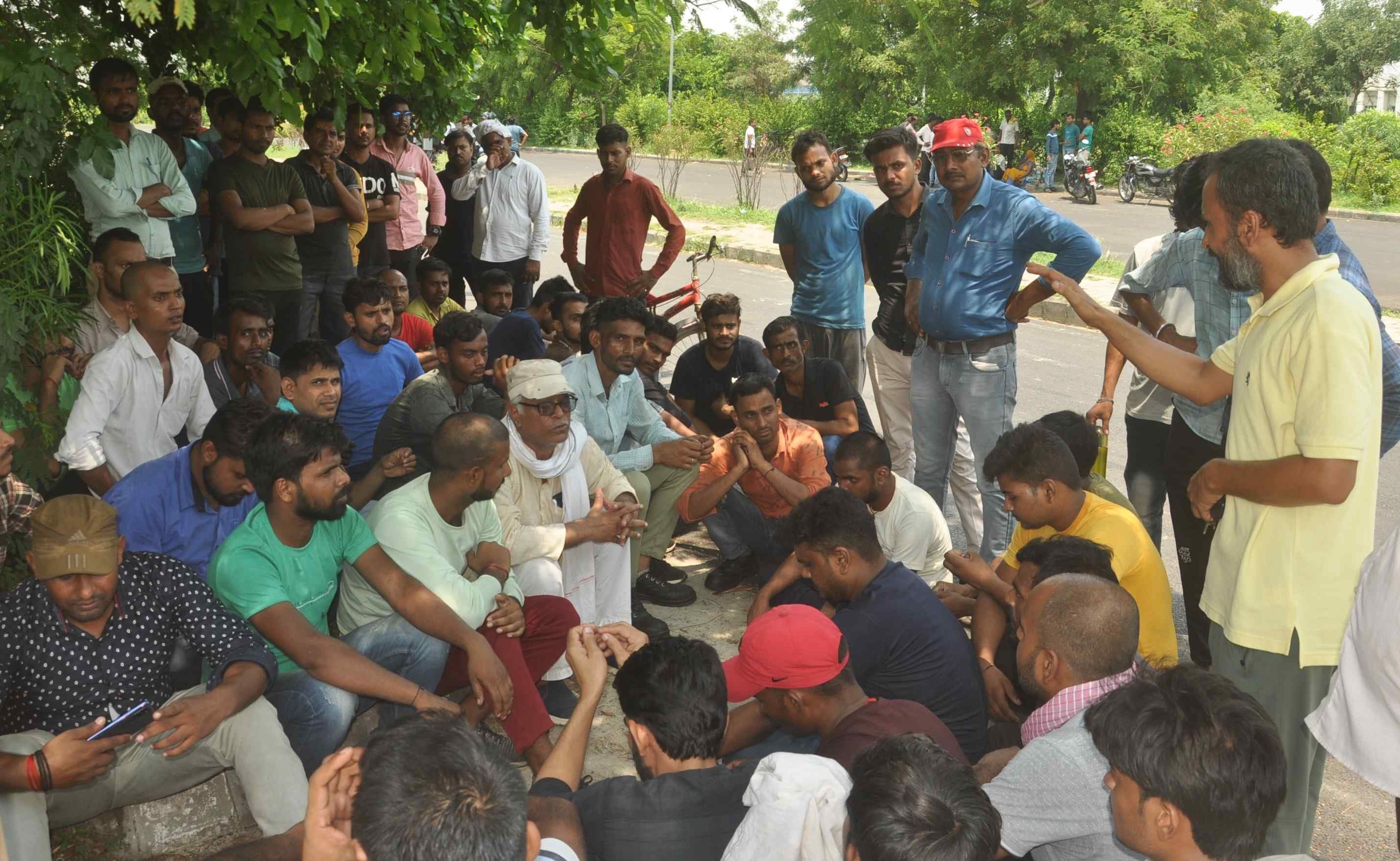 आईएमटी स्थित ऑटो कंपनी में सोमवार को हुए बलास्ट के बाद मंगलवार को फैक्टरी के बाहर बैठे कर्मचारीय?