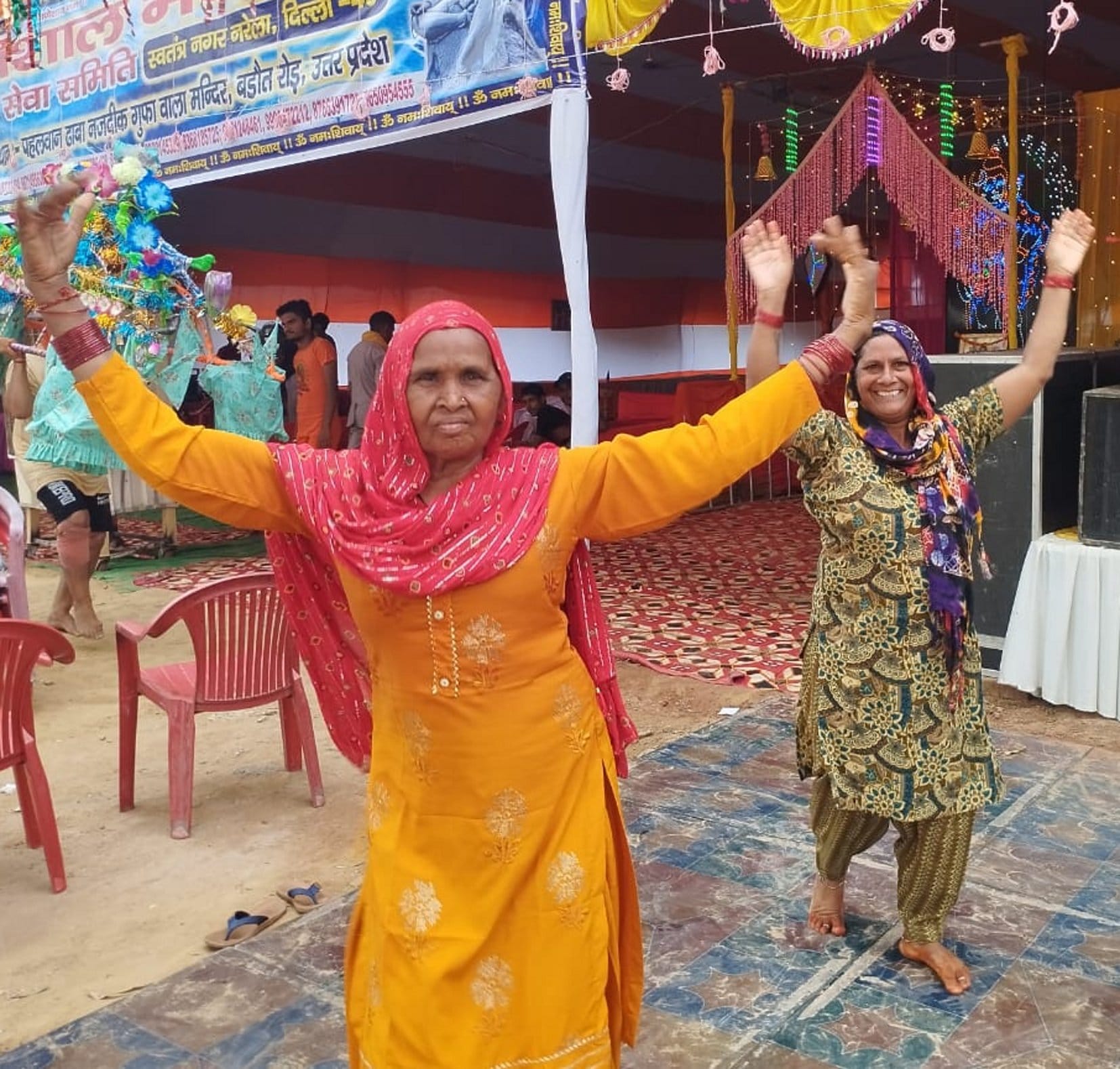 बागपत के गुफा वाले मंदिर के पास लगे कावड़ शिविर में डीजे पर भोले के गीतों पर नृत्य करती महिला शिव भ