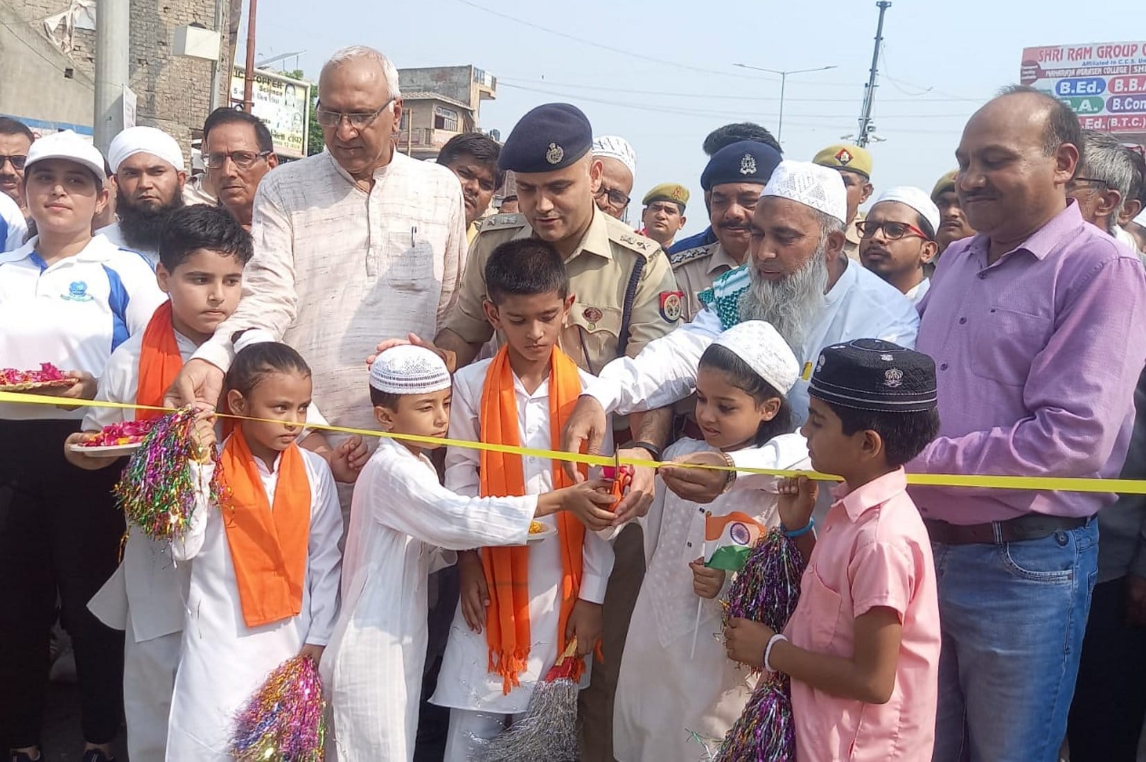 बागपत के राष्ट्र वंदना चौक पर बच्चों से फीताकटवाकर मैराथन दौड़ का शुभारंम करवाते एसपी नीरज कुमा? बागपत के राष्ट्र वंदना चौक पर बच्चों से फीताकटवाकर मैराथन दौड़ का शुभारंम करवाते एसपी नीरज कुमा?