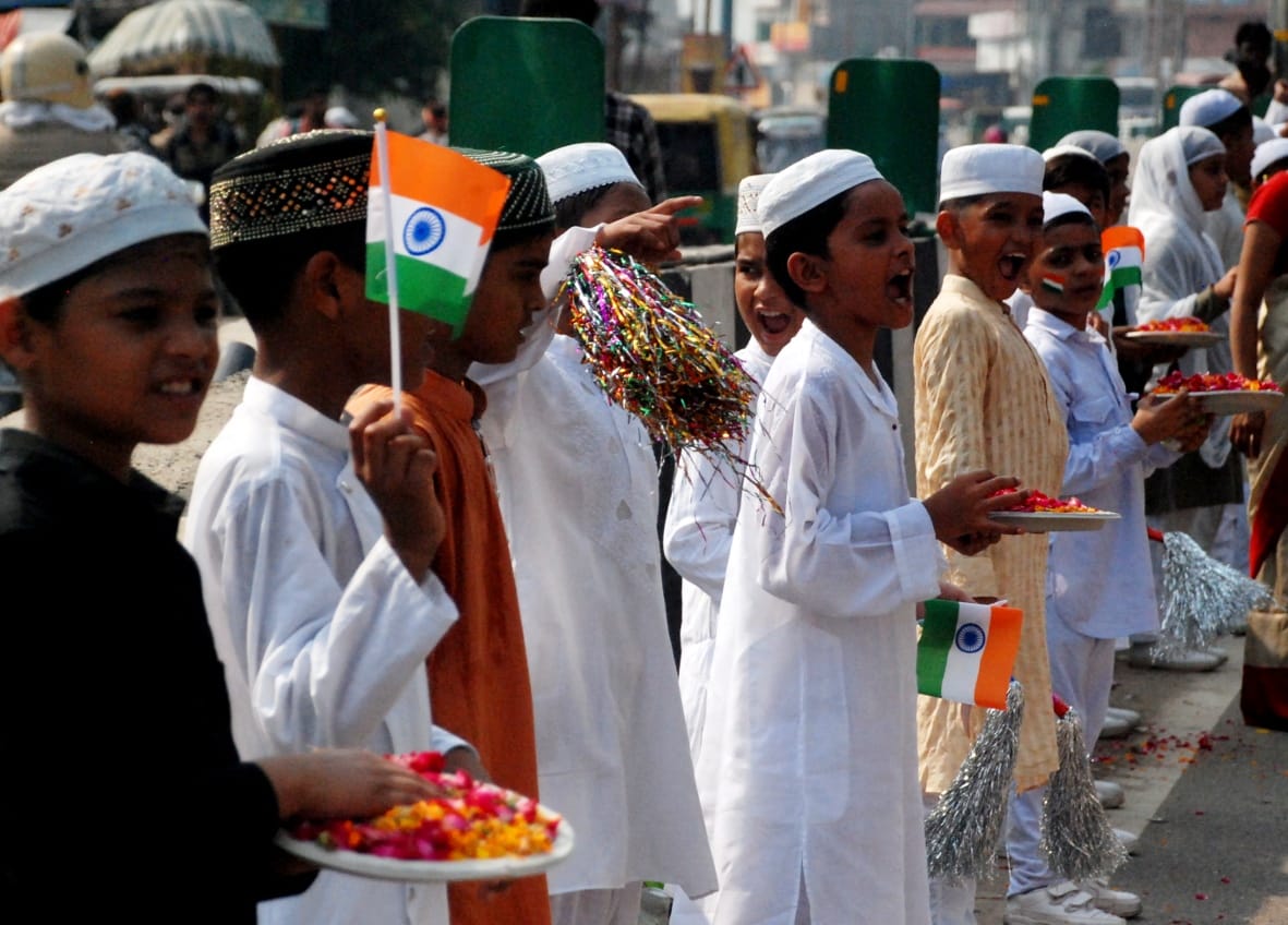बगपत के राष्ट्र वंदना चौक पर मैराथन दौड़ के दौरान देश भक्तर के नारे लगाते बच्चें बगपत के राष्ट्र वंदना चौक पर मैराथन दौड़ के दौरान देश भक्तर के नारे लगाते बच्चें