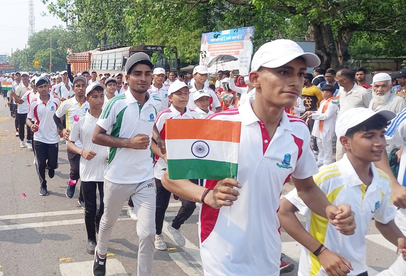 बागपत के राष्ट्र वंदना चौक पर तिरंगा लेकर मैराथन दौड़ में भाग लेते गेटवे इंटरनेशनल स्कूल के छात्? बागपत के राष्ट्र वंदना चौक पर तिरंगा लेकर मैराथन दौड़ में भाग लेते गेटवे इंटरनेशनल स्कूल के छात्?