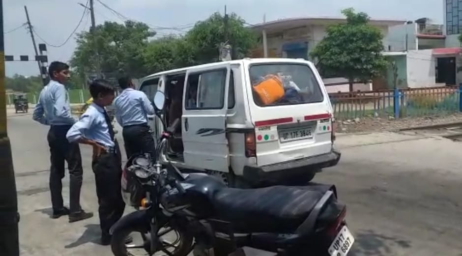 बिजरौल रोड रेलवे क्रांसिग पर फंसी वैन बिजरौल रोड रेलवे क्रांसिग पर फंसी वैन