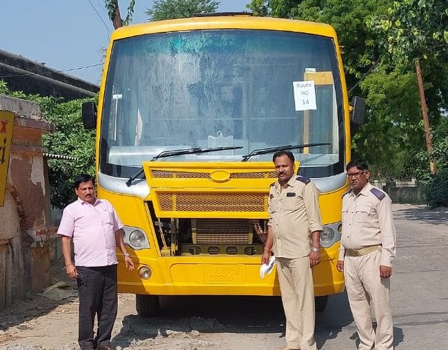 बस सीज करती एआरटीओ की टीम। संवाद बस सीज करती एआरटीओ की टीम। संवाद