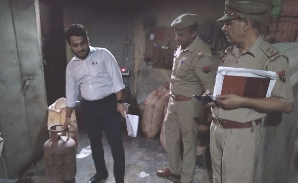 बुधवार को फैक्ट्री में जाँच करते एसडीएम दिग्विजय सिंह। संवाद बुधवार को फैक्ट्री में जाँच करते एसडीएम दिग्विजय सिंह। संवाद