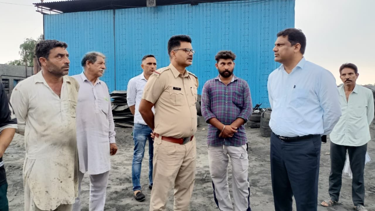 गांव नागपुर में फैक्टरी हादसे की सूचना के बाद पहुंचे एसडीएम राजेश कुमार।