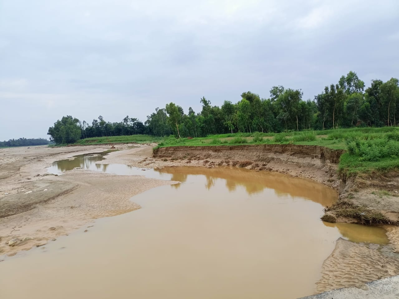 गांव शाहपुर गाड़ा की नदी में बरसाती नदी द्वारा खेतों में किया गया कटाव गांव शाहपुर गाड़ा की नदी में बरसाती नदी द्वारा खेतों में किया गया कटाव