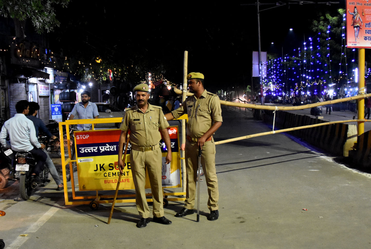 कांवड़ के चलते बंद किया गया देहरादून से घंटाघर मार्ग वाहनो को लोटाती पुलिस कांवड़ के चलते बंद किया गया देहरादून से घंटाघर मार्ग वाहनो को लोटाती पुलिस