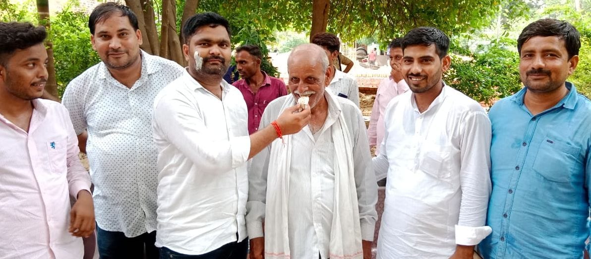 खखरेरू में केक खिलाकर खुशी मनाते लोग। संवाद खखरेरू में केक खिलाकर खुशी मनाते लोग। संवाद