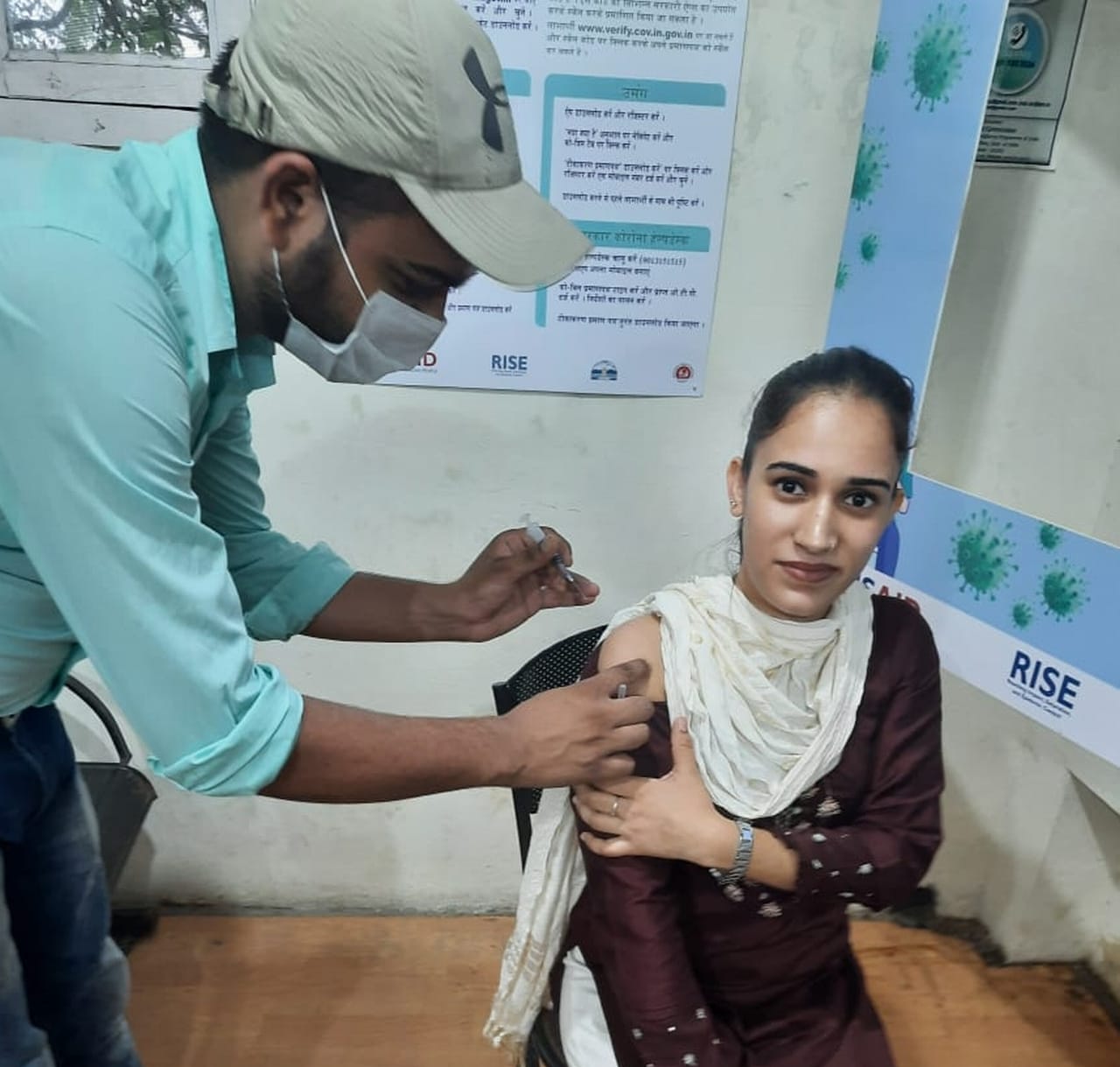 मेडिकल कॉलेज के टीकाकरण केंद्र में युवती को बूस्टर डोज लगाता स्वास्थ्य कर्मी। संवाद मेडिकल कॉलेज के टीकाकरण केंद्र में युवती को बूस्टर डोज लगाता स्वास्थ्य कर्मी। संवाद