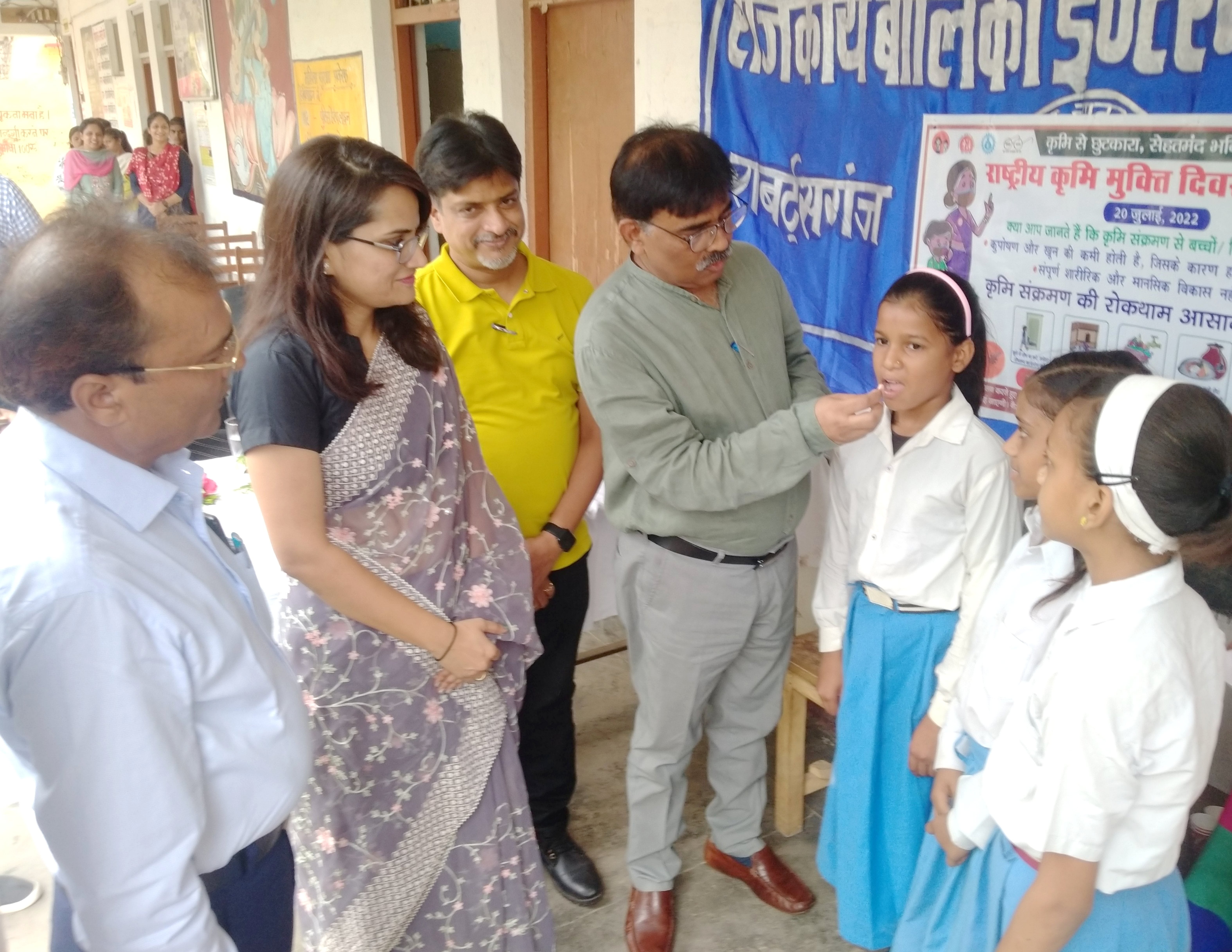 राबर्ट्सगंज राजकीय बालिका इंटकर कालेज में राष्ट्रीय कृमि मुक्ति दिवस पर छात्राओं को दवा खिलाकर राबर्ट्सगंज राजकीय बालिका इंटकर कालेज में राष्ट्रीय कृमि मुक्ति दिवस पर छात्राओं को दवा खिलाकर