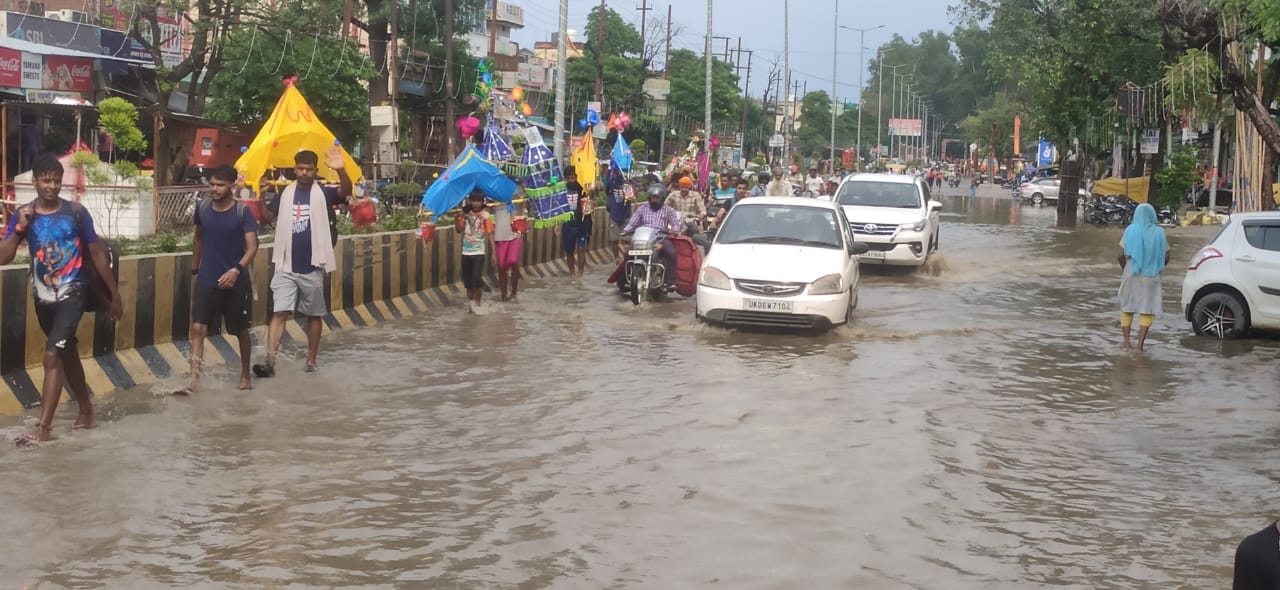 सरसावा में गंदे पानी से होकर गुजरते कांवड़िएं सरसावा में गंदे पानी से होकर गुजरते कांवड़िएं