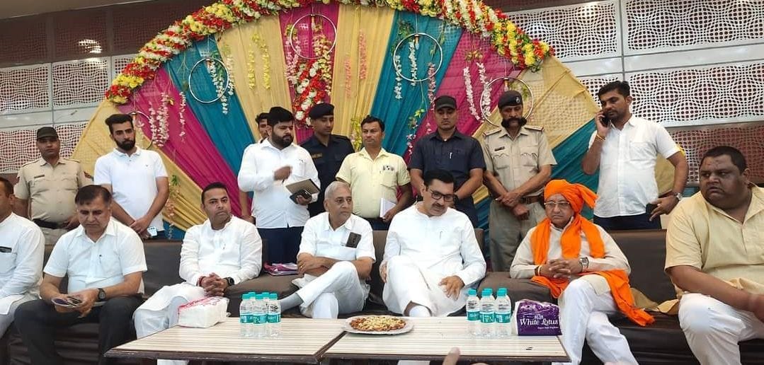 टोहाना में शपथ ग्रहण समारोह के मंच पर मौजूद मंत्री देवेंद्र बबली, प्रधान नरेश बंसल, डीसी प्रदीप क? टोहाना में शपथ ग्रहण समारोह के मंच पर मौजूद मंत्री देवेंद्र बबली, प्रधान नरेश बंसल, डीसी प्रदीप क?