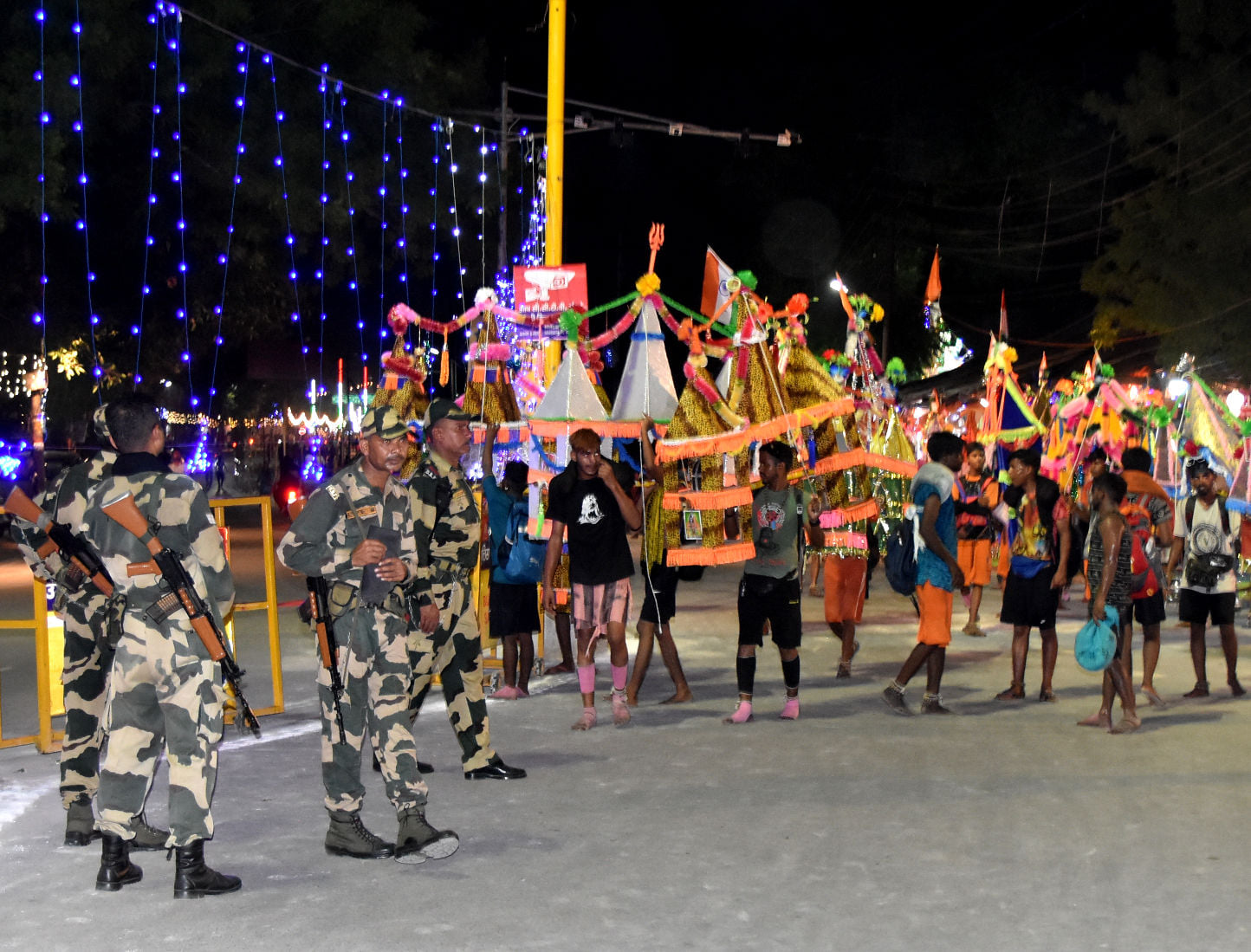 देहरादून चौक पर कांवड़ लेकर आते कांवड़िये सुरक्षा को लेकर रातभर तैनात रहे आरआरएफ । देहरादून चौक पर कांवड़ लेकर आते कांवड़िये सुरक्षा को लेकर रातभर तैनात रहे आरआरएफ ।
