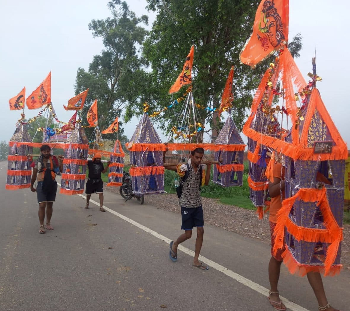 बागपत में कावड़ लेकर पहुंचे कावड़िये बागपत में कावड़ लेकर पहुंचे कावड़िये