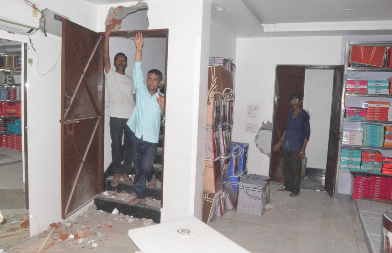बृहस्पतिवार को स्वर्ग आश्रम रोड स्थित कपड़े के शोरूम में चोरी की जानकारी देते कर्मचारी। संवाद बृहस्पतिवार को स्वर्ग आश्रम रोड स्थित कपड़े के शोरूम में चोरी की जानकारी देते कर्मचारी। संवाद
