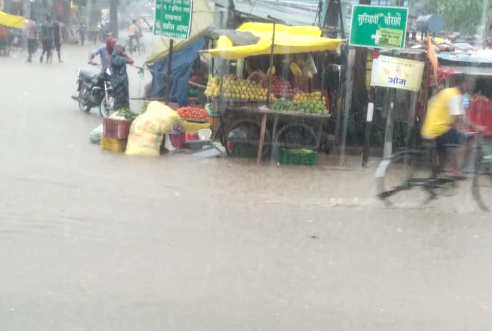 बारिश से सुरियावां चौराहे के समीप जमा पानी। संवाद बारिश से सुरियावां चौराहे के समीप जमा पानी। संवाद