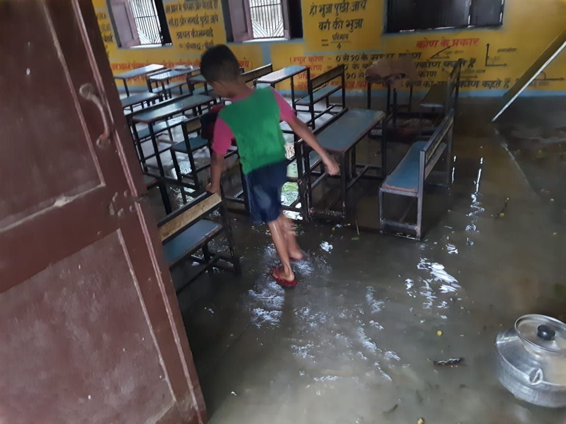 ढाणी मियां खां के प्राइमरी स्कूल की कक्षा में भरा बारिश का पानी। ढाणी मियां खां के प्राइमरी स्कूल की कक्षा में भरा बारिश का पानी।