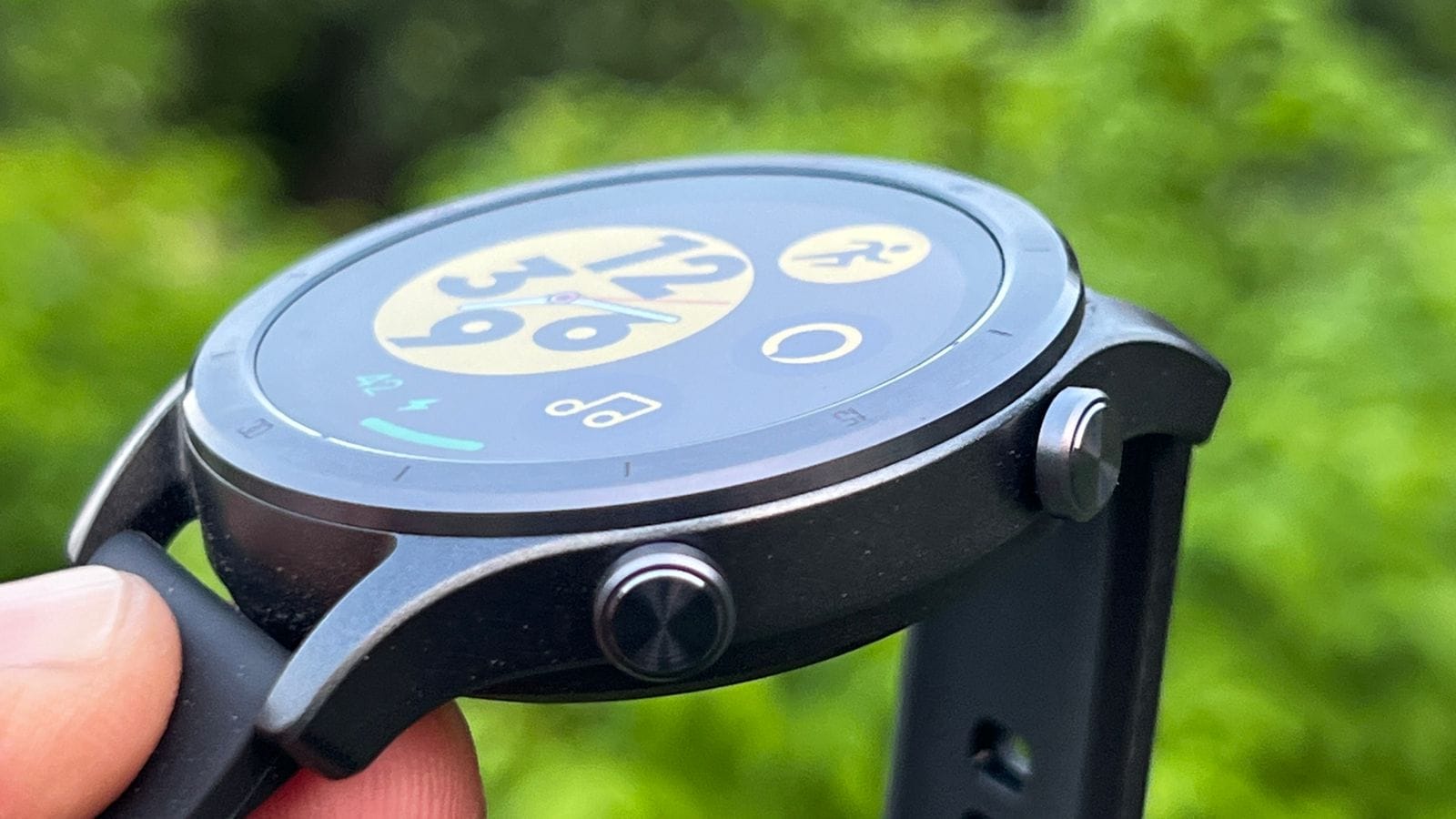 Realme TechLife Watch R100 Review: क्या 3,500 रुपये में यह कॉलिंग वाली बेस्ट स्मार्टवॉच है