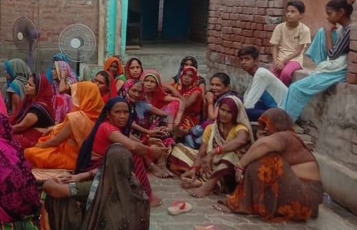 फोटो 20एयूआरपी-06- गमगीन बैठे परिजन। संवाद फोटो 20एयूआरपी-06- गमगीन बैठे परिजन। संवाद