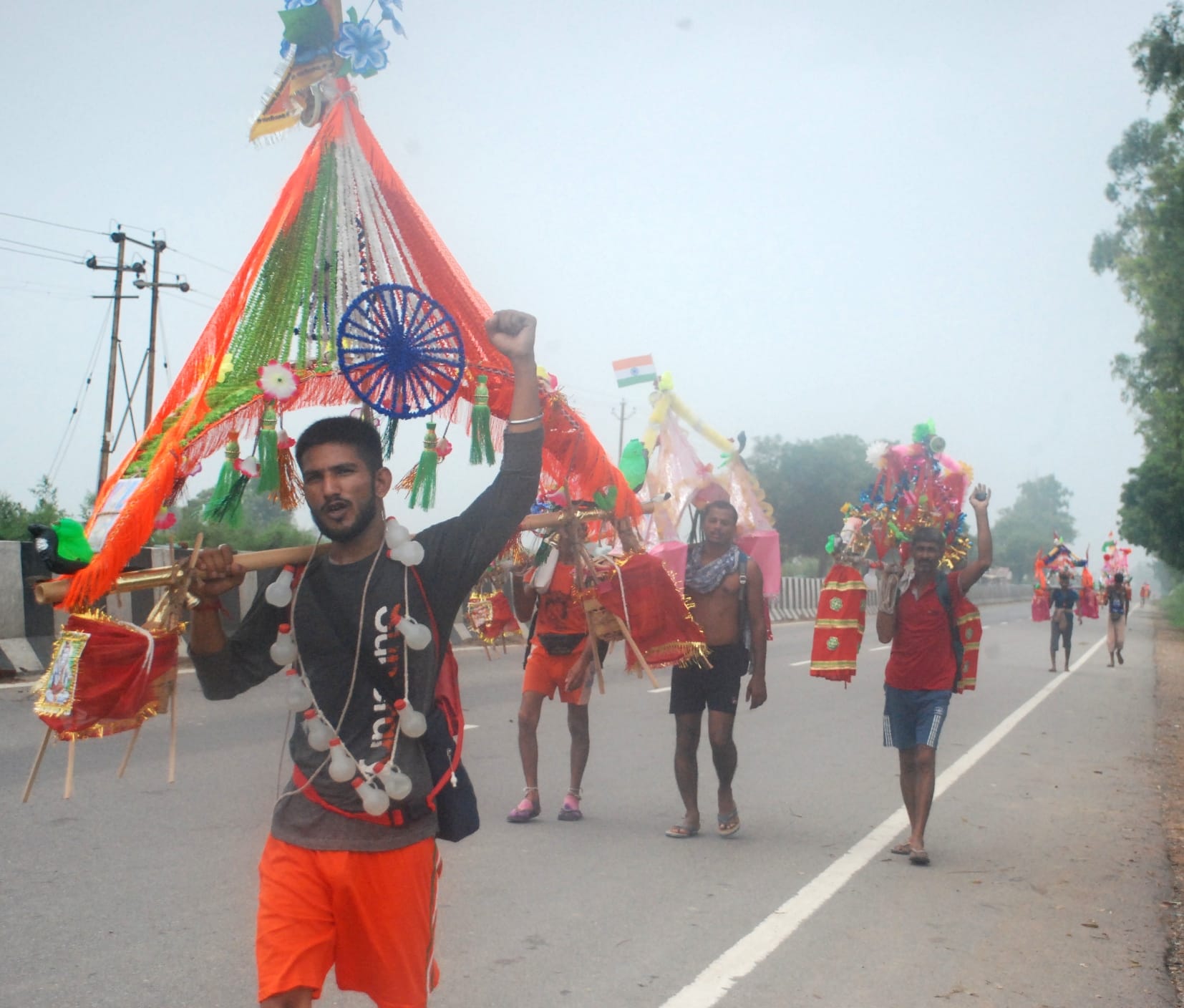 हर हर महादेव: बागपत में हरिद्घार से गंगाजल लेकर आते कावड़िये हर हर महादेव: बागपत में हरिद्घार से गंगाजल लेकर आते कावड़िये