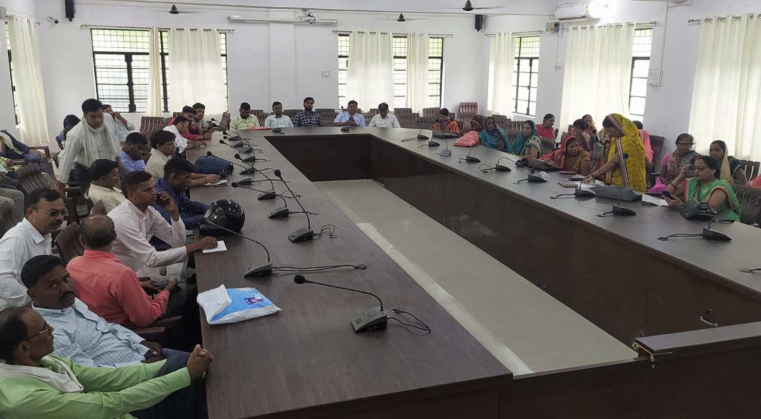 ज्ञानपुर सदर तहसील सभागार में प्रशिक्षण लेते बीएलओ। संवाद ज्ञानपुर सदर तहसील सभागार में प्रशिक्षण लेते बीएलओ। संवाद