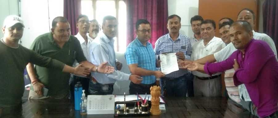 कपकोट में एसडीएम को ज्ञापन सौंपते ठेकेदार। संवाद न्यूज एजेंसी कपकोट में एसडीएम को ज्ञापन सौंपते ठेकेदार। संवाद न्यूज एजेंसी