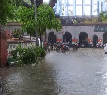 नगर पालिका परिसर में भरा बारिश का पानी।