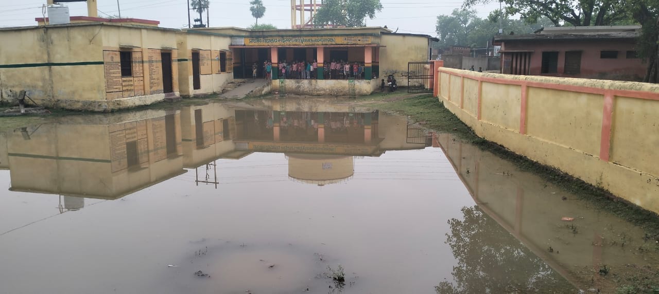 प्राथमिक स्कूल भदेसरा परिसर में बारिश के बाद हुआ जलजमाव।संवाद प्राथमिक स्कूल भदेसरा परिसर में बारिश के बाद हुआ जलजमाव।संवाद