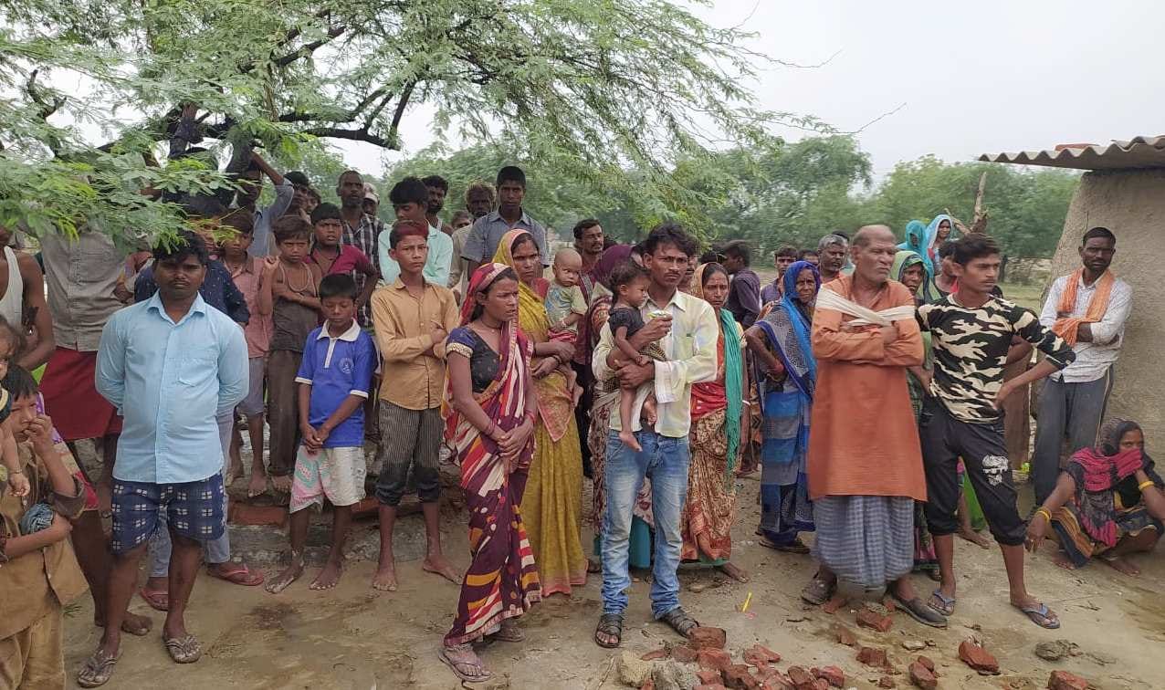 रामकशिनपुर-बसहीं गांव में मृतक दीपू नट के घर जुटे ग्रामीण। संवाद रामकशिनपुर-बसहीं गांव में मृतक दीपू नट के घर जुटे ग्रामीण। संवाद
