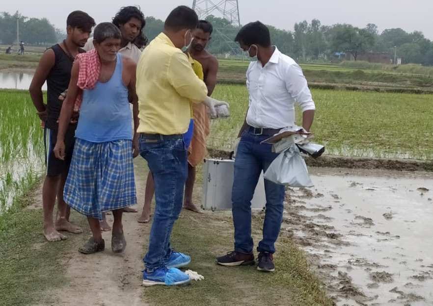 शव मिलने वाले चकरोड पर गिरे खून का सेंपल लेकर लौटती फोरेंसिक टीम। संवाद शव मिलने वाले चकरोड पर गिरे खून का सेंपल लेकर लौटती फोरेंसिक टीम। संवाद