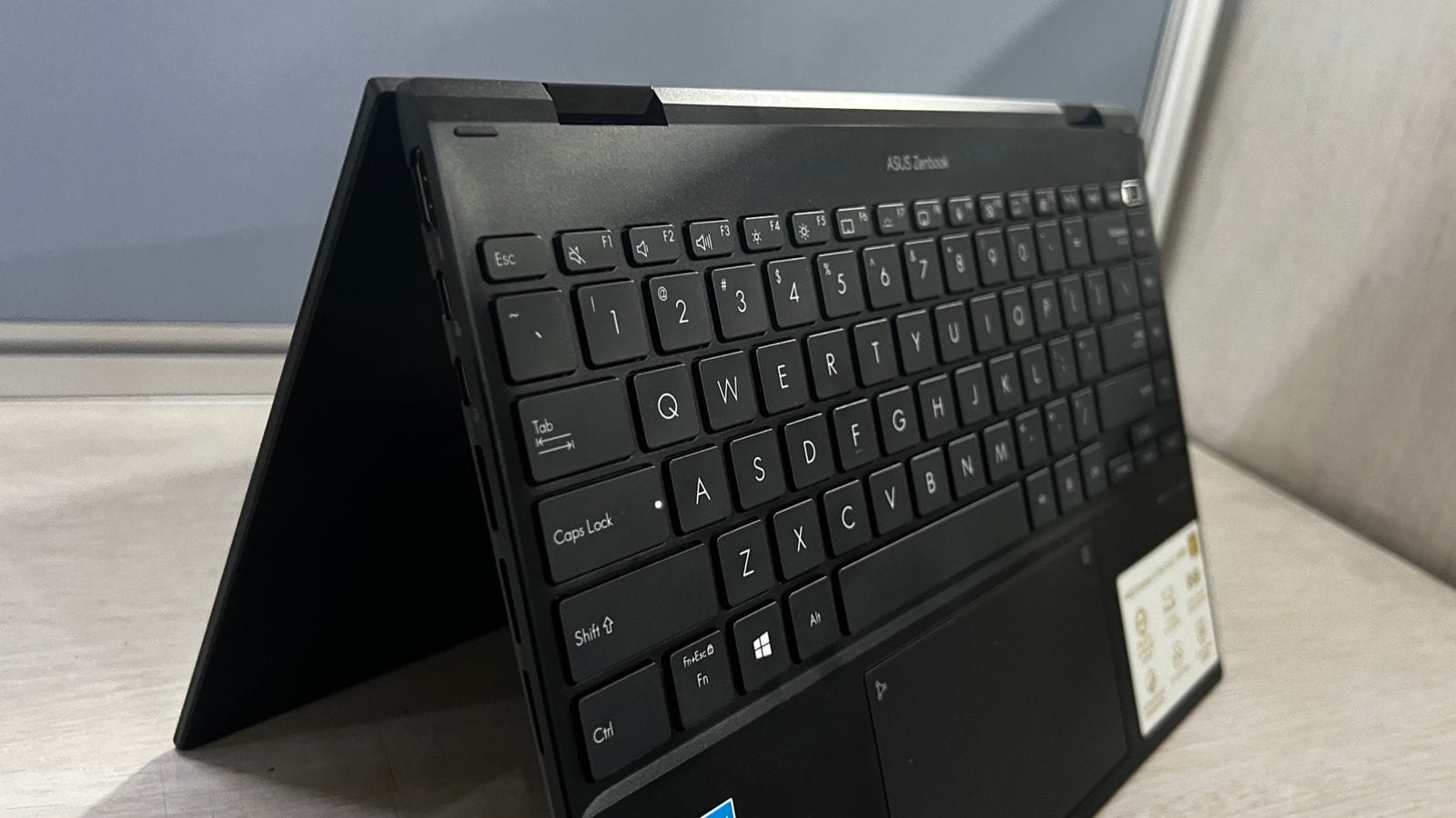 Asus ZenBook 14 Flip OLED Review: जबरदस्त परफॉर्मेंस वाला टू इन वन लैपटॉप