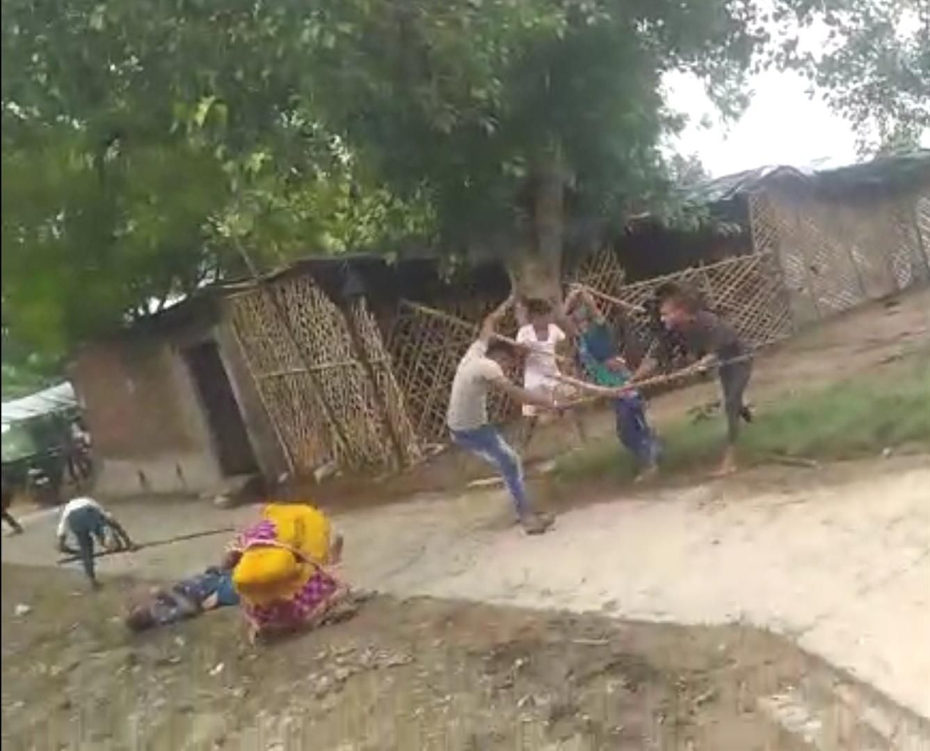 अतरौली में दो पक्षों में होती मारपीट।