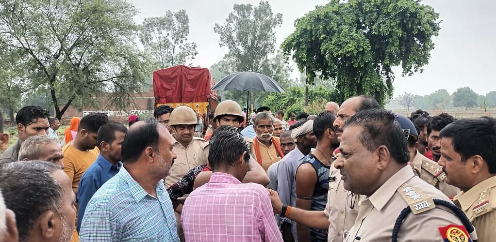 पुरवा सोहरामऊ मार्ग पर सड़क हादसे में छात्र राजू की मौत के बाद हंगामा कर रहे परिजनों व ग्रामीणों ?