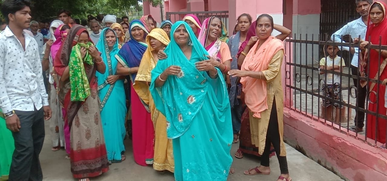 ससुर-बहू की मौत के बाद रोते-बिलखते परिजन। संवाद ससुर-बहू की मौत के बाद रोते-बिलखते परिजन। संवाद