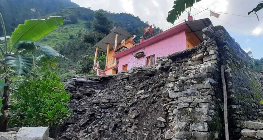 धरमघर के चुचेर में खतरे में आया मकान। संवाद न्यूज एजेंसी धरमघर के चुचेर में खतरे में आया मकान। संवाद न्यूज एजेंसी