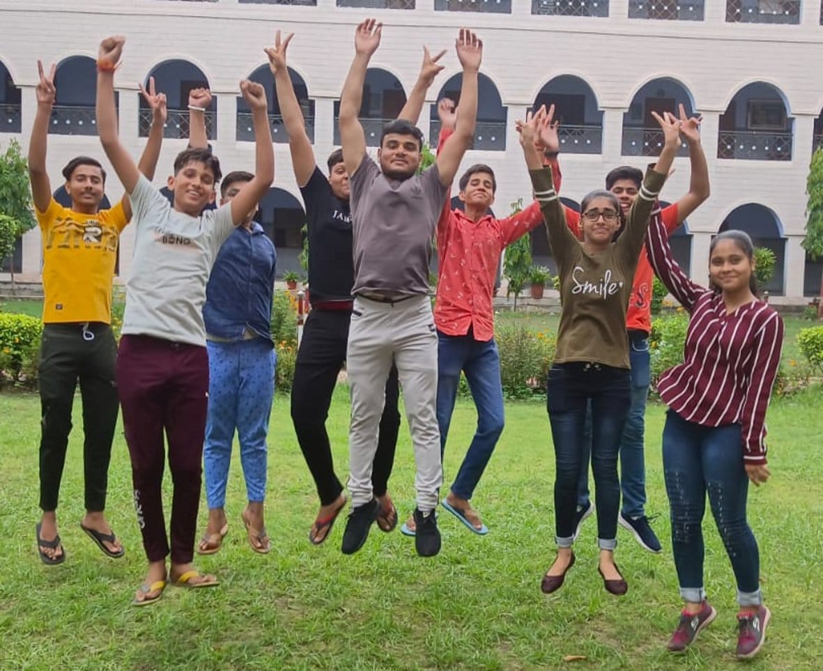 बागपत के सर्वोदय पब्लिक स्कूल में रिजल्ट आने के बाद खुशी मनाते मेधावी छात्र-छात्राएं बागपत के सर्वोदय पब्लिक स्कूल में रिजल्ट आने के बाद खुशी मनाते मेधावी छात्र-छात्राएं