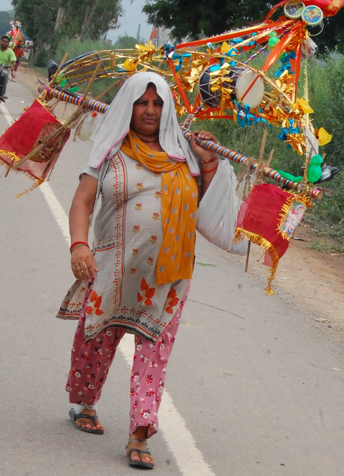 बागपत में हरिद्घार से कावड़ लेकर पहुंची महिला बागपत में हरिद्घार से कावड़ लेकर पहुंची महिला