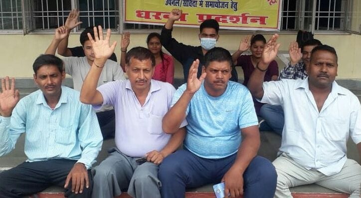 बागेश्वर के कलक्ट्रेट परिसर में धरना देकर नारेबाजी करते उपनल कर्मचारी। संवाद न्यूज एजेंसी