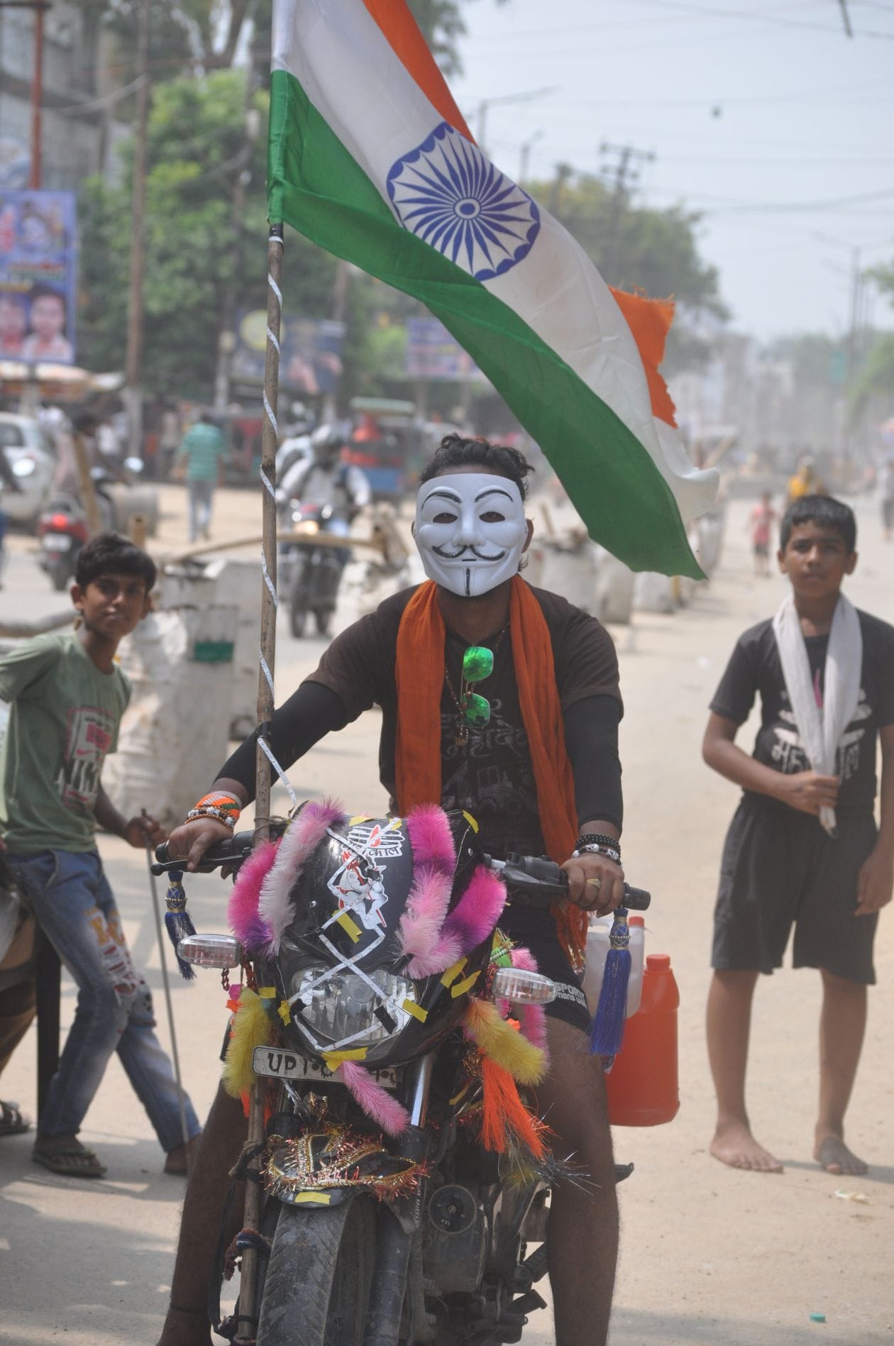बुलंदशहर रोड पर बाईक पर तिरंगा बांधकर जल लेकर जाते कावड़ियां। संवाद बुलंदशहर रोड पर बाईक पर तिरंगा बांधकर जल लेकर जाते कावड़ियां। संवाद