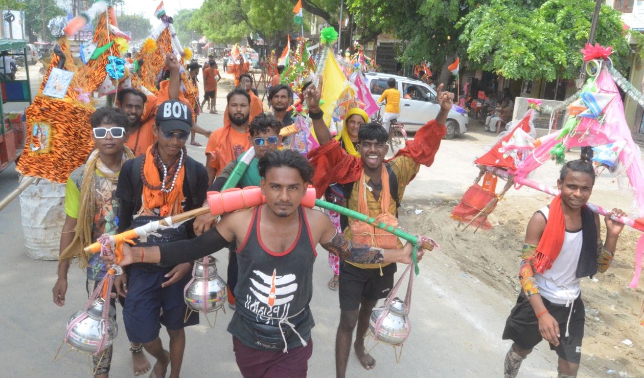 बुलंदशहर रोड पर कावड़ लेकर जाते कावड़िये। संवाद बुलंदशहर रोड पर कावड़ लेकर जाते कावड़िये। संवाद