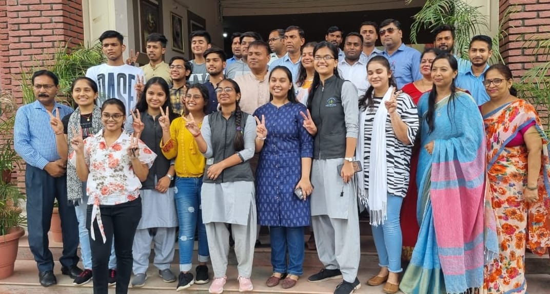 चांदपुर में सीबीएसई इंटर की परीक्षा में पास होन के बाद खुशी मनाते आधारशिला द स्कूल के छात्र छात्र