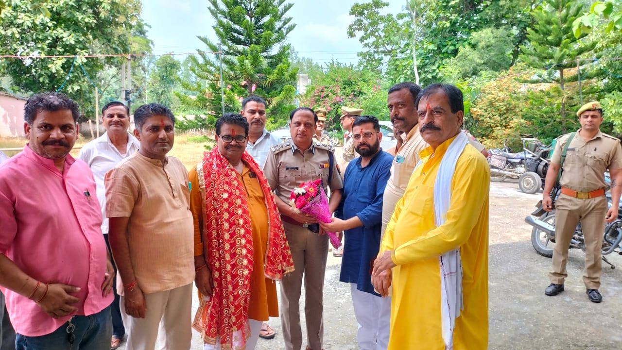 छुटमलपुर में कांवड़ सेवा शिविर में डीआईजी का स्वागत करते आयोजक छुटमलपुर में कांवड़ सेवा शिविर में डीआईजी का स्वागत करते आयोजक