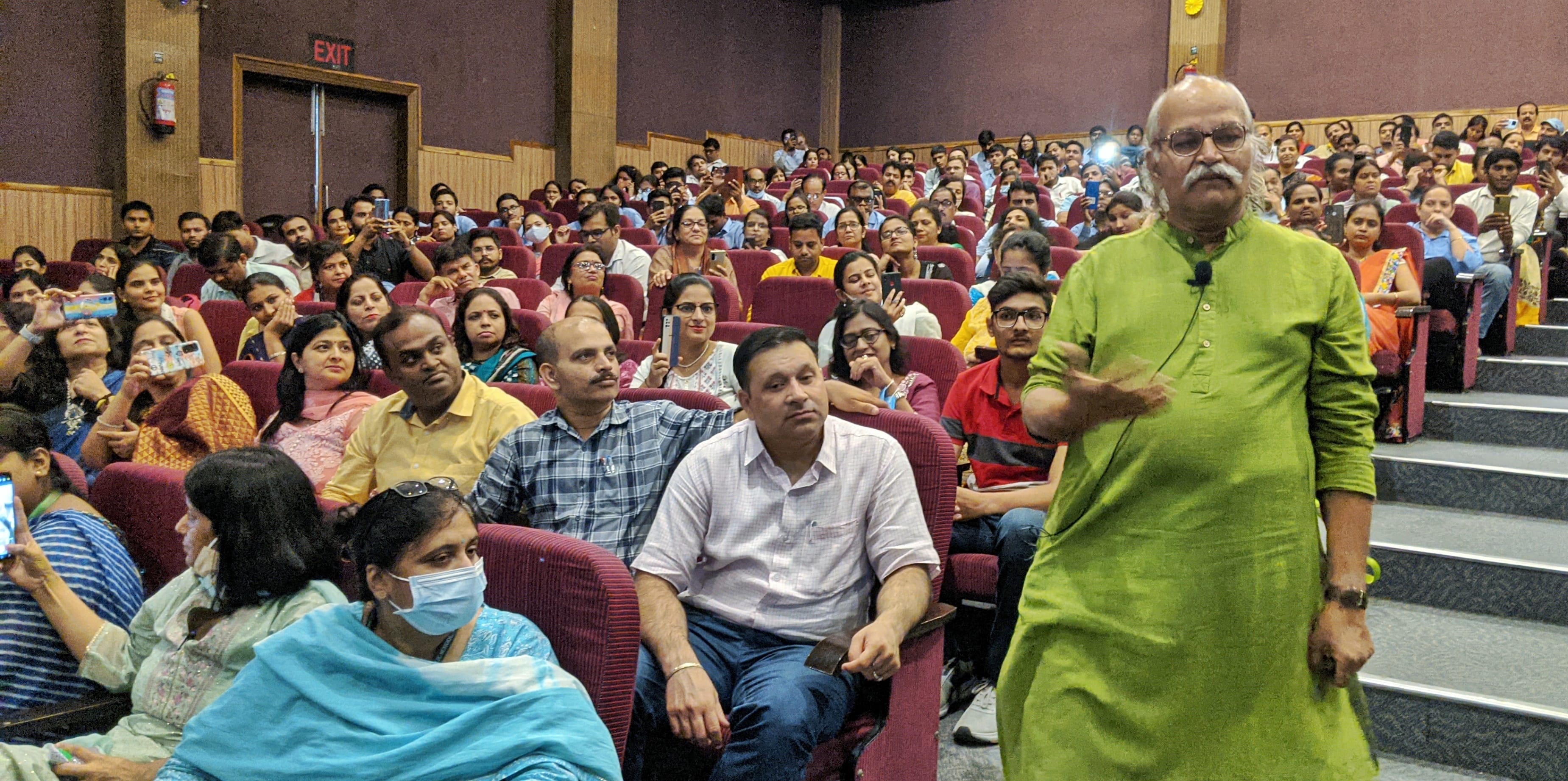 एबीईएस इंजीनियरिंग कॉलेज में आयोजित विज्ञान कार्यशाला में अध्यापकों को पढ़ाई के टिप्स देते प्र? एबीईएस इंजीनियरिंग कॉलेज में आयोजित विज्ञान कार्यशाला में अध्यापकों को पढ़ाई के टिप्स देते प्र?