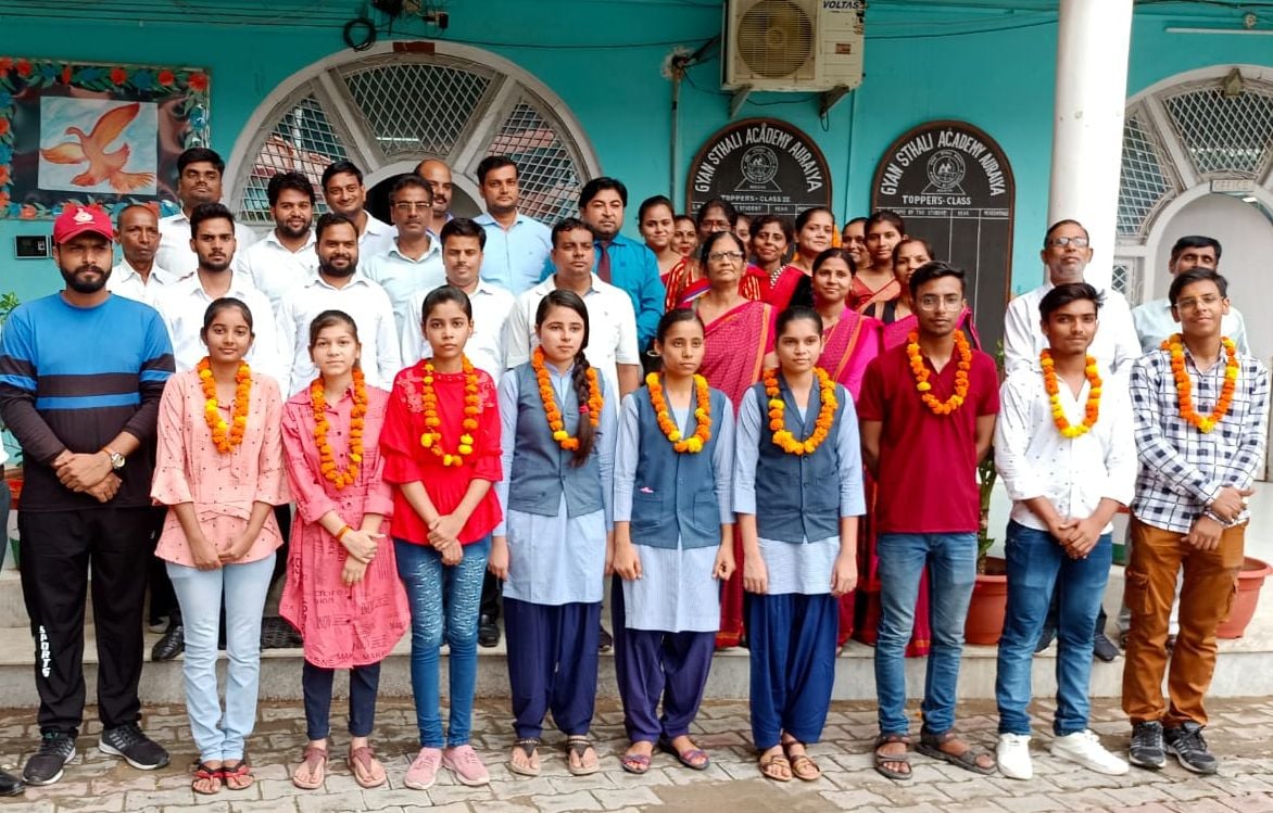 ज्ञान स्थली एकेडमी में मेधावी छात्र-छात्राएं व साथ में मौजूद शिक्षक-शिक्षिकाएं। संवाद