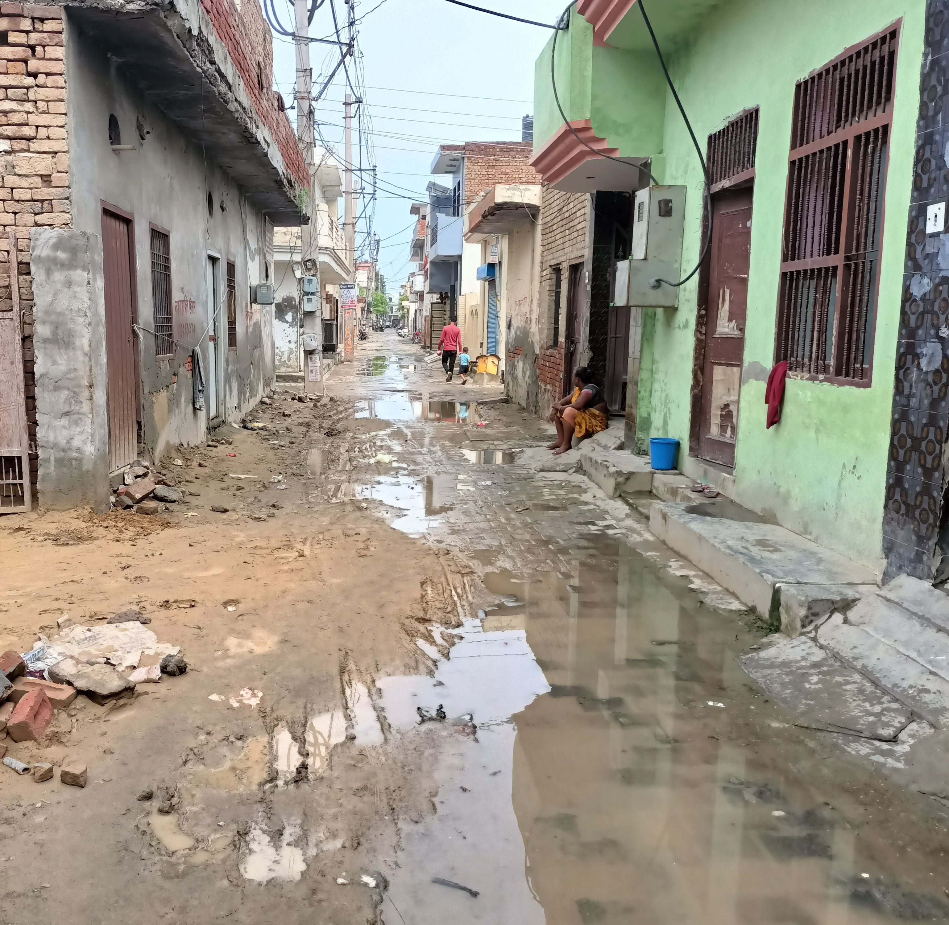 कालोनी की चार नंबर गली की बदहाल स्थिति का दृश्य। संवाद