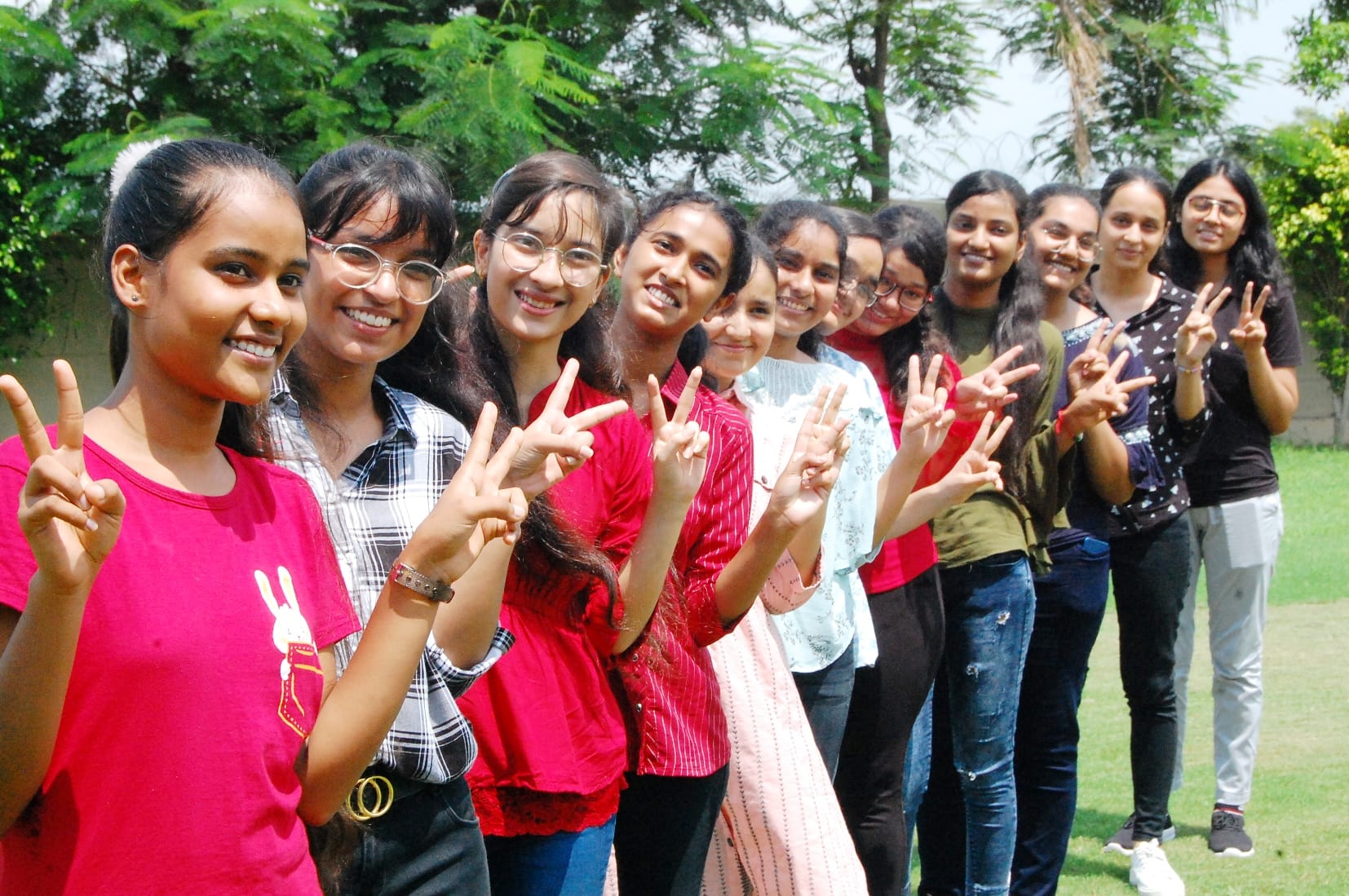 कामयाबी की खुशी : बागपत के सेंट एंजेल्स पब्लिक स्कूल में रिजल्ट आने के बाद खुशी मनातीं मेधावी छात? कामयाबी की खुशी : बागपत के सेंट एंजेल्स पब्लिक स्कूल में रिजल्ट आने के बाद खुशी मनातीं मेधावी छात?