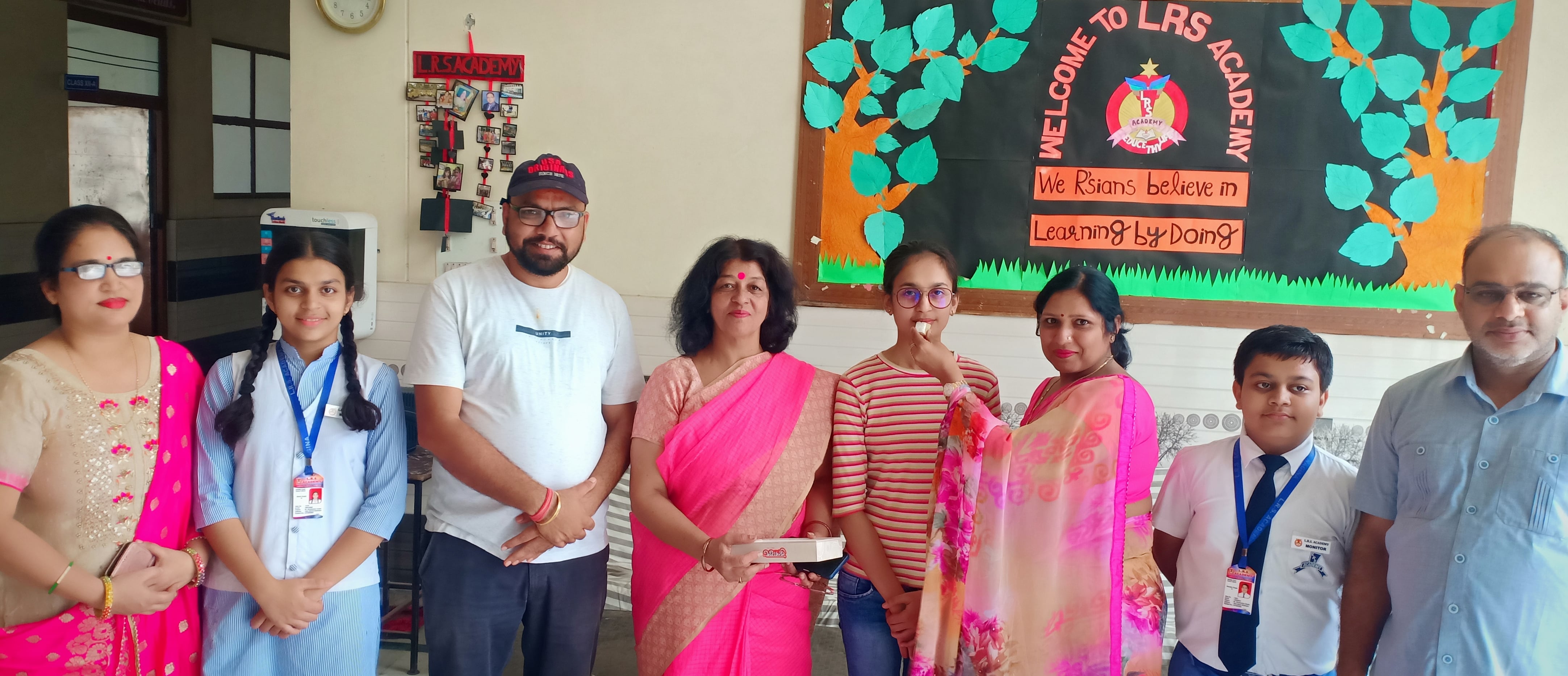 नगीना में इंटर में जिला टॉपर एलआरएस की छात्रा घृताची गुप्ता को मिठाई खिलाती डायरेक्टर प्रधानाचा नगीना में इंटर में जिला टॉपर एलआरएस की छात्रा घृताची गुप्ता को मिठाई खिलाती डायरेक्टर प्रधानाचा