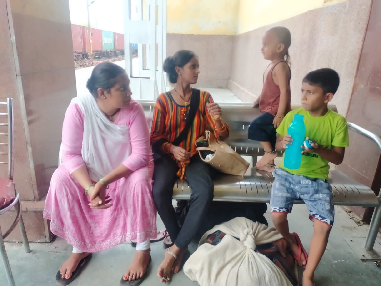 औरैया जिले के फफूंद रेलवे स्टेशन पर रिश्तेदार व बेटे के साथ बैठी मृतक रत्नेश की पत्नी सपना। संवाद औरैया जिले के फफूंद रेलवे स्टेशन पर रिश्तेदार व बेटे के साथ बैठी मृतक रत्नेश की पत्नी सपना। संवाद