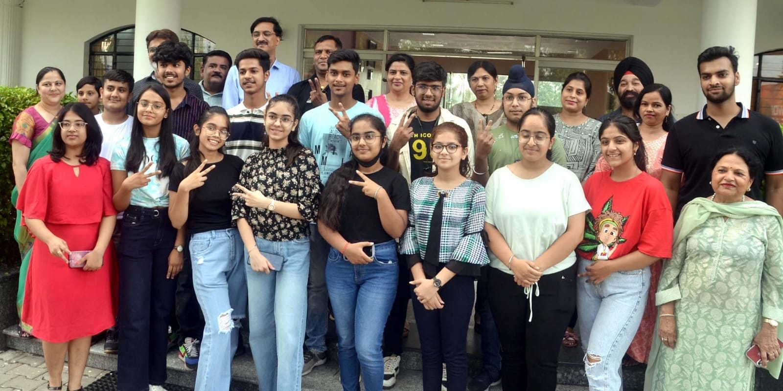 पाइनवुड स्कूल की 12वीं के टॉपर्स खुशी मनाते छात्र छात्राएं पाइनवुड स्कूल की 12वीं के टॉपर्स खुशी मनाते छात्र छात्राएं