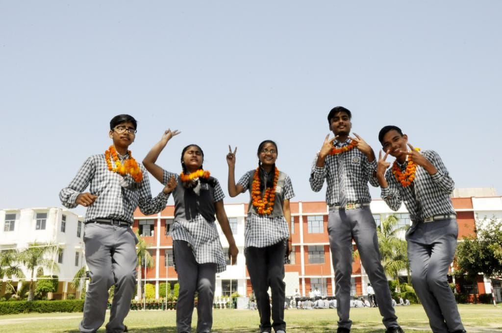 परिणाम आने के बाद खुशी जताते रैपिड ग्लोबल के छात्र। संवाद